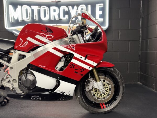 1st Gen Honda Fireblade 900RR Custom - Image 4